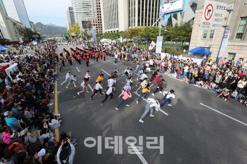 ①볼거리 즐길거리 넘치는 '거리예술축제' 개막