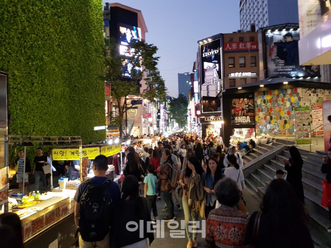 "사람만 많지 지갑 안 열려"...추석연휴에도 명동상인 '한숨'