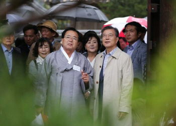 안동 방문한 文대통령 "재조산하와 징비 정신 새겨야"(종합)