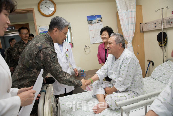 [포토]김용우 육군참모총장, '입원 치료중인 국가유공자 위문'