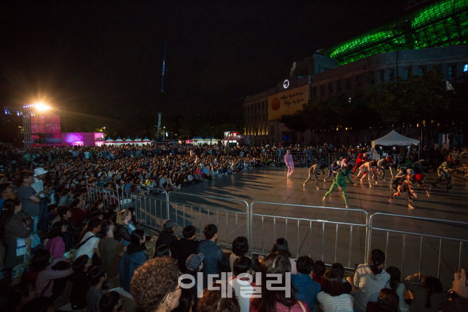 [포토]시민들로 붐비는 '서울거리예술축제'