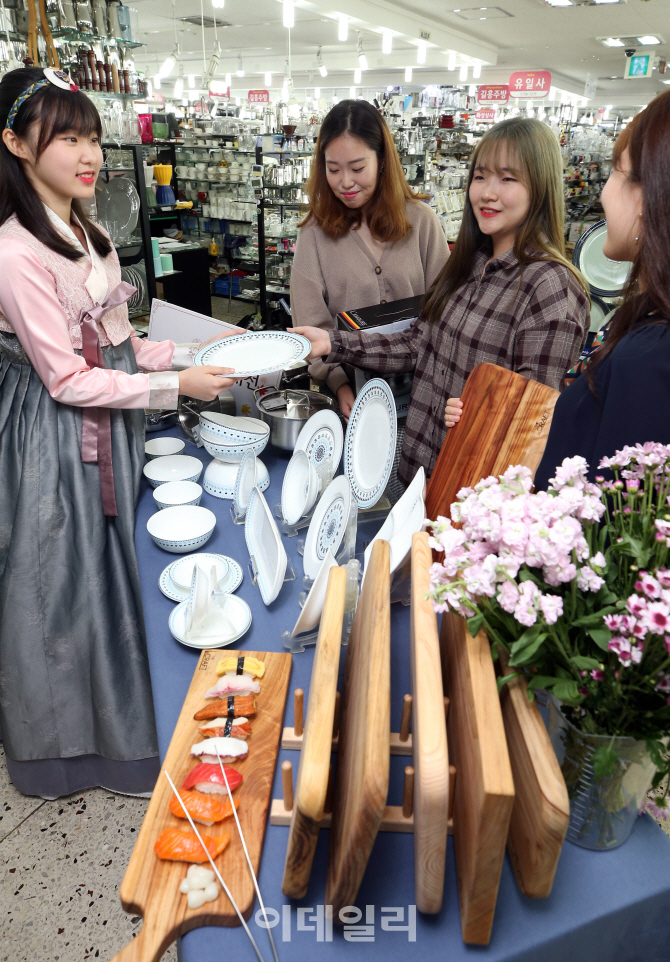 [포토]남대문 그릇도매상가에서 명품 혼수 준비하세요'