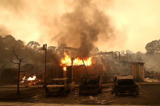 美 캘리포니아서 여의도 면적 70배 대형산불…2만명 대피