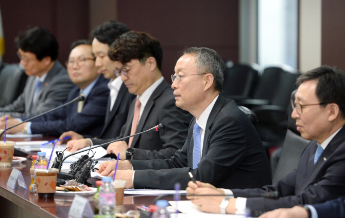 뒤늦게 원전수출 지원나선 백운규 "국내 에너지전환과 달리 접근"(종합)