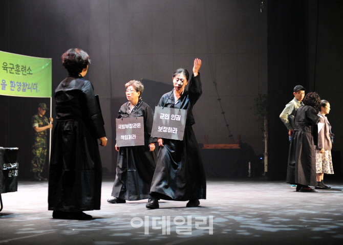 軍 장교들, 의문사 유가족 아픔 다룬 '이등병의 엄마' 연극 관람