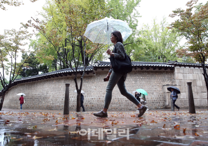 [포토]'가을비 내린 덕수궁 돌담길'