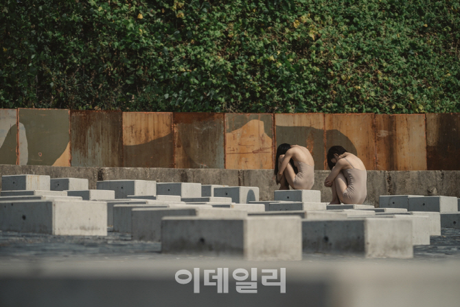 '여성성' 향한 韓英 아티스트의 서로 다른 시선