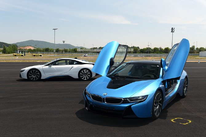 [포토] 걸윙 도어를 더해 독특한 존재감을 자랑하는 BMW i8