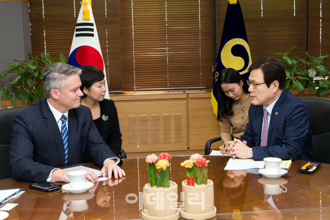  최종구, 마티어스 코만 호주 재무장관 면담