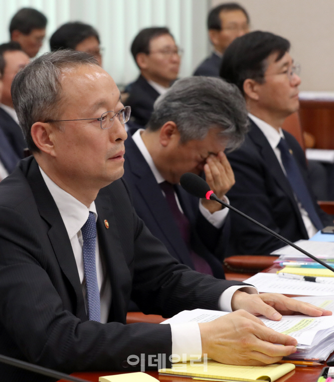 [포토]여야 날선공방에 피곤한 백운규 산업통상자원부 장관-이인호 차관