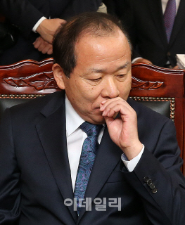 文 "김이수 대행, 대통령 지명 아닌 법 따른 것…수장으로 존중해야"