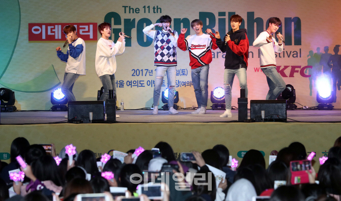 [포토]아스트로 '팬들과 함께'