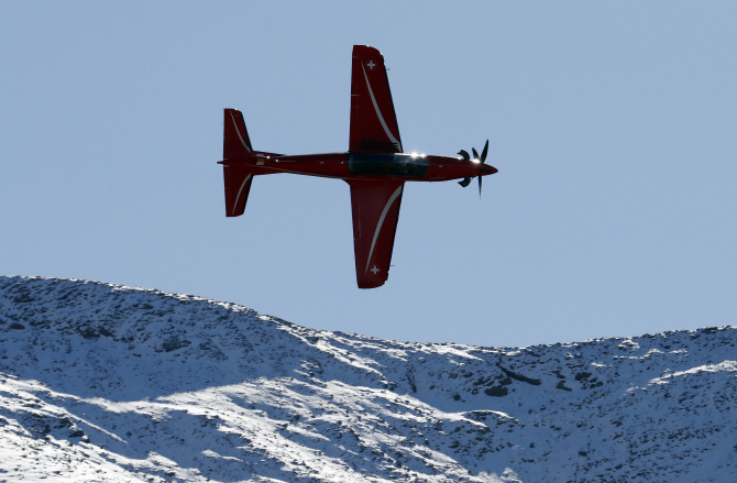 [포토] 스위스 알프스 배경으로 펼쳐진 에어쇼