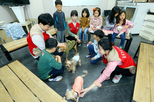 롯데마트, 반려동물복지센터서 봉사활동 진행