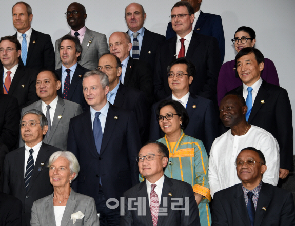 국제통화금융위 "세계경제 중기적 하방 위험"