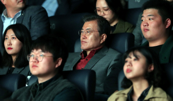 文 대통령 부산국제영화제 방문…현직 대통령 최초