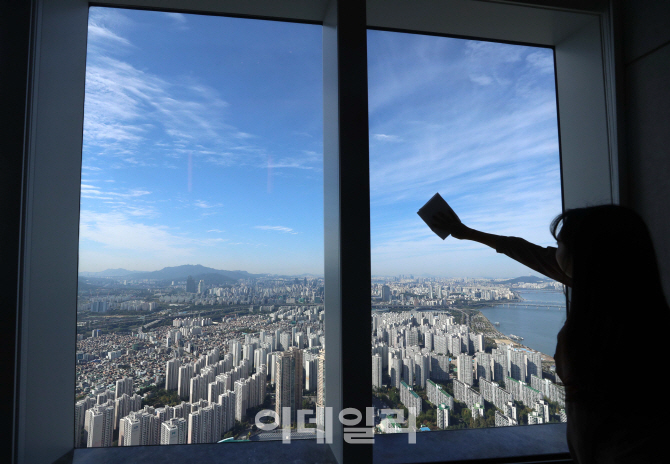 [포토]'하늘을 닦아요'