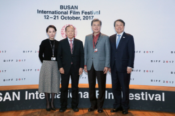 BIFF 찾은 文대통령 “영화제 위축 가슴 아파..지원하되 간섭 않는다”