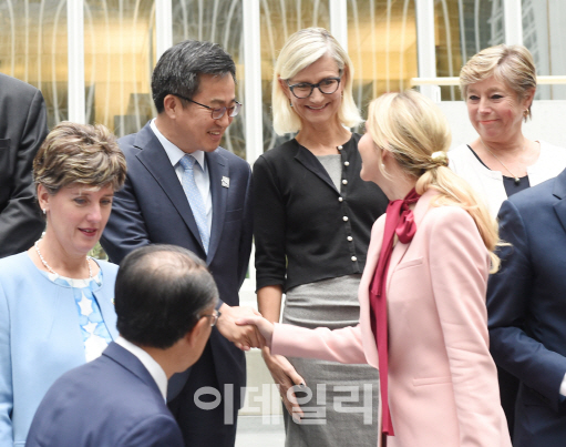 선물 안고 귀국하는 김동연…"美·中 급한 불 껐다"(종합)