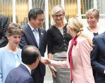 선물 안고 귀국하는 김동연…"美·中 급한 불 껐다"(종합)