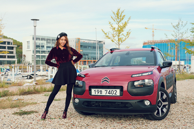 [포토] 시트로엥 C4 칵투스와 투-톤 패션을 입은 레이싱 모델 정주희