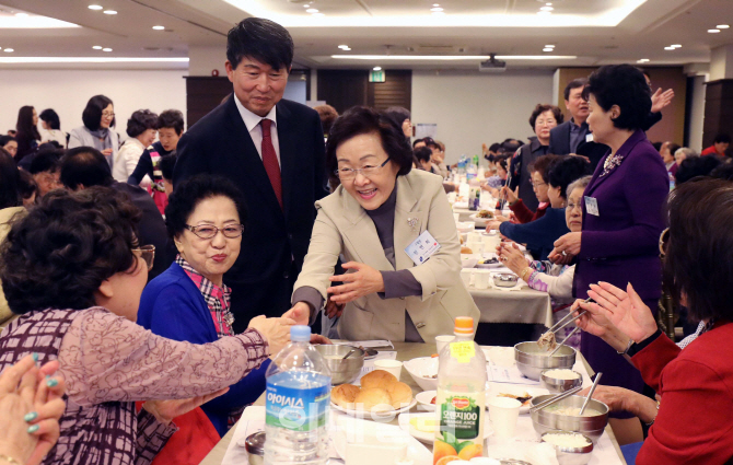 [포토]'압구정동 어르신 경로잔치' 참석한 신연희 구청장