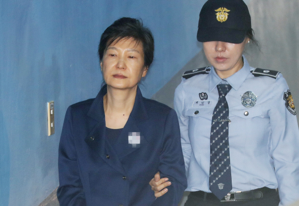 `법정 정치투쟁` 박근혜 "20년 30년형도 개의치 않는다"