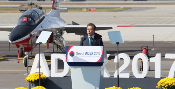 文대통령 “첨단무기체계 조속 전력화”..ADEX 개막식 축사