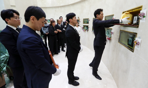 세월호 객실서 핸드폰 발견.."메시지 복원 추진"