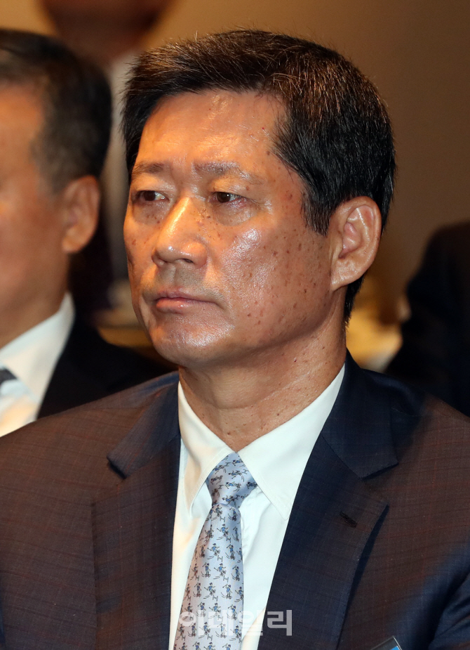 [포토]김용범 금융위원회 부위원장 강연 경청하는 정몽윤 대한상의 금융위원회 위원장