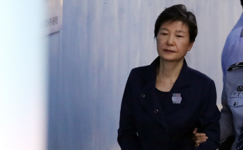 法 "朴 국선변호인 선정절차 착수…재판 늦출 수 없다"