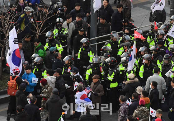 朴 '재판 보이콧' 선언에 태극기 총동원령… 주말 도심 대규모 집회