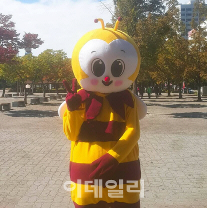 [자발적 고독]④인형탈 속에 숨어버린 김민훈 씨