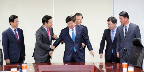 발끈한 바른정당 통합파 "국민의당과 합당은 정치 야합" 맹비난