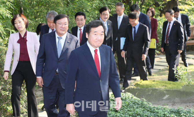 [포토]고위 당정청협의회 참석하는 이낙연 국무총리