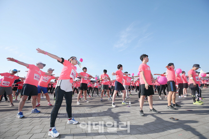 [포토]'마라톤 하기전엔 준비운동을'