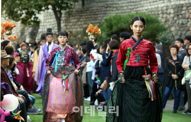 [포토] 성곽에서 열린 한복패션쇼-다산성곽길축제