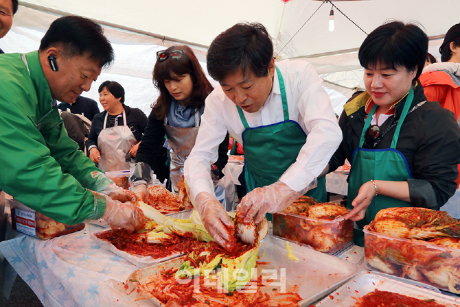 [포토]황명선 논산시장, 관광객들과 함께 젓갈김치 담궈