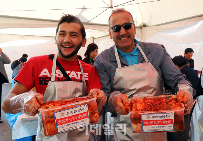 [포토]젓갈김치에 빠진 외국인