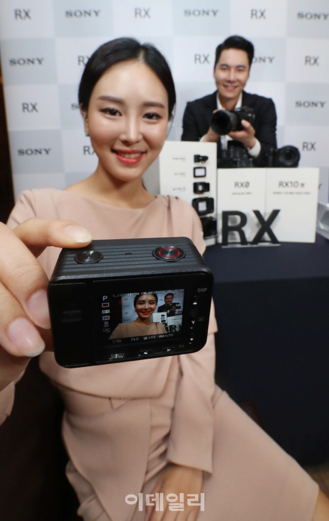 [포토]'이렇게 작은 1인치 센서 카메라 보셨나요'