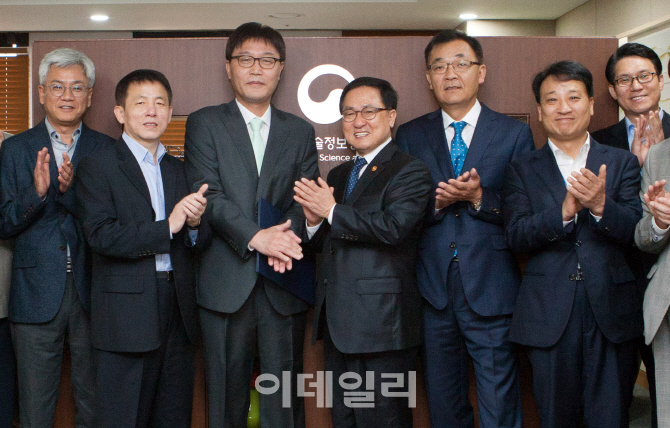 [포토] 정완용 지식재산전략기획단장 임명장-과학기술정보통신부