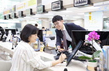 종이 없이 태블릿으로 서명…국민銀, 디지털 창구 단계적 도입