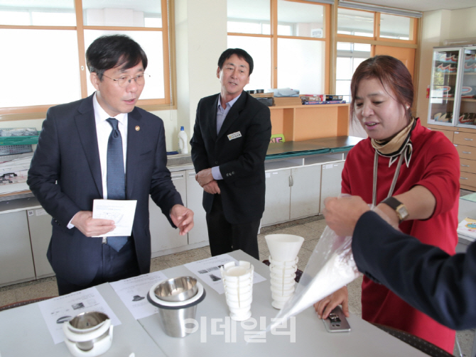 [포토]성윤모 특허청장, 광주서 발명·특허 특성화고교 교육 현장 점검