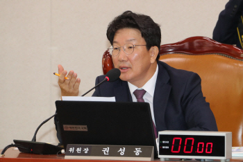 권성동, 비서 이어 사촌동생까지 강원랜드 인사청탁 의혹..檢 재수사 움직임
