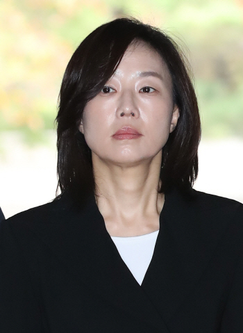 조윤선, 위증죄 피하려 선서 거부했나.."조국이 말한 '법비' 떠올라"