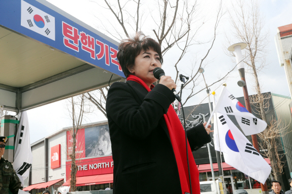 "김정숙 여사, 살이나 빼라" 막말 정미홍 경찰 수사 착수