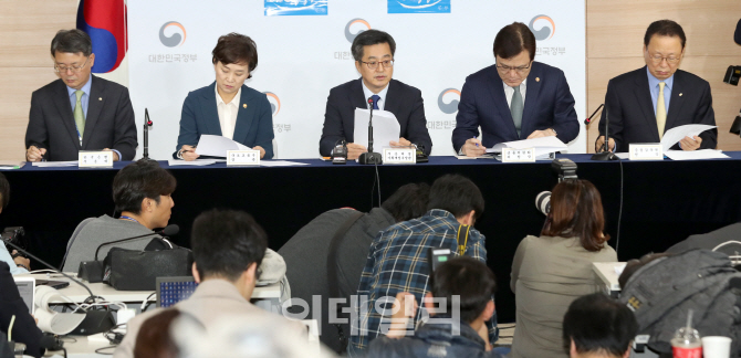 주거복지 로드맵, 11월엔 나올까..김현미 장관 "관계부처 협의"(종합)