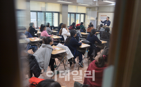 수능 당일 관공서 출근 10시로···시험장 주변 교통 통제