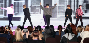 [6th W페스타]B.A.P 등장에 "잘 생겼다"…"기대 이상의 공연"