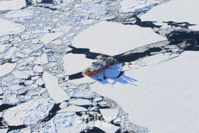 [포토]남극 항해하는 국내 유일 쇄빙연구선 아라온호